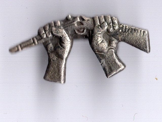 Gebroken geweertje zilverkleurig broche ( H_218), Ophalen of Verzenden, Nieuw, Stad of Land, Speldje of Pin