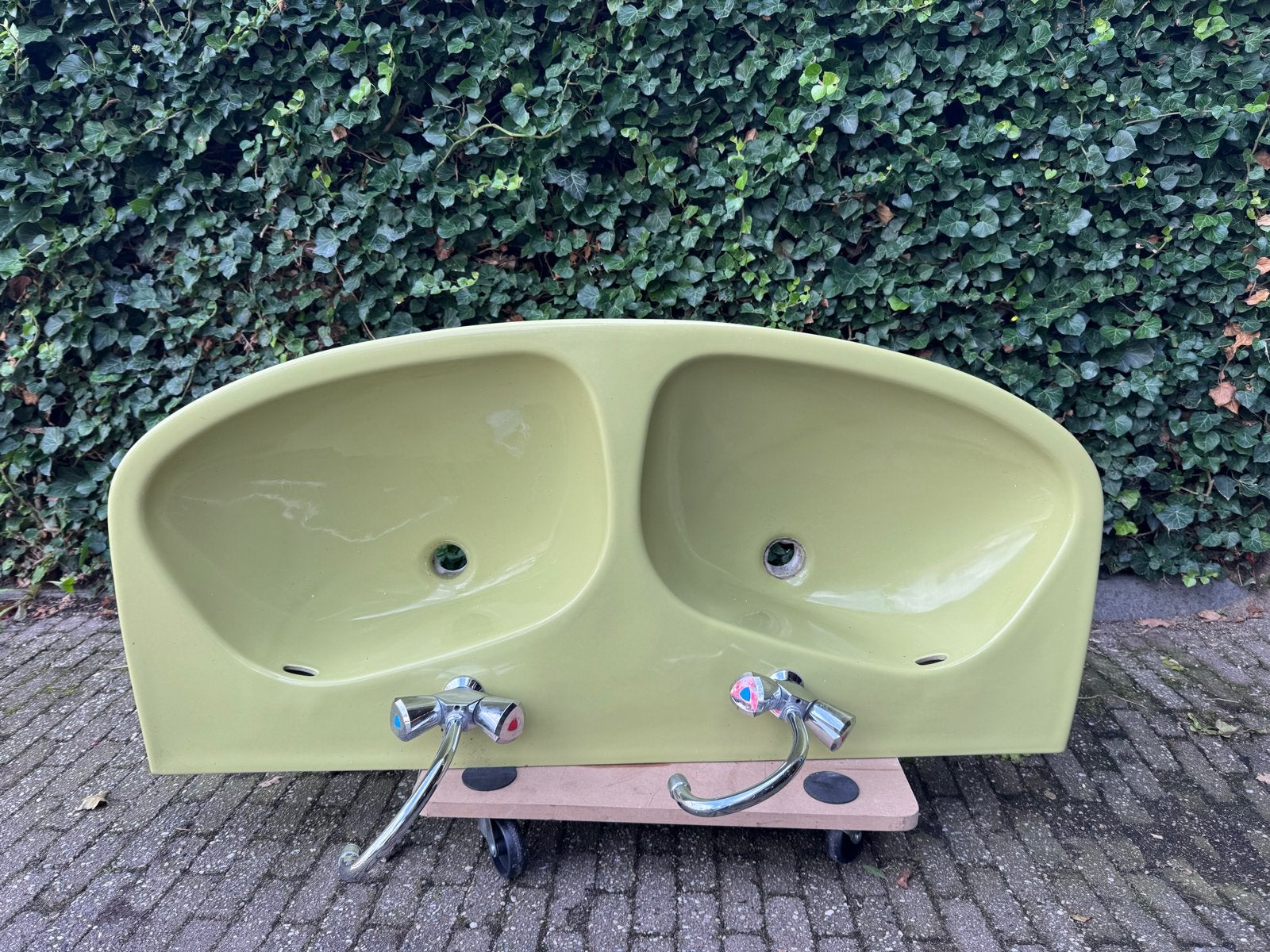 Vintage dubbele wastafel met kranen - Olijfgroen, Doe-het-zelf en Verbouw, Sanitair, Ophalen, Gebruikt, Chroom, Wastafel