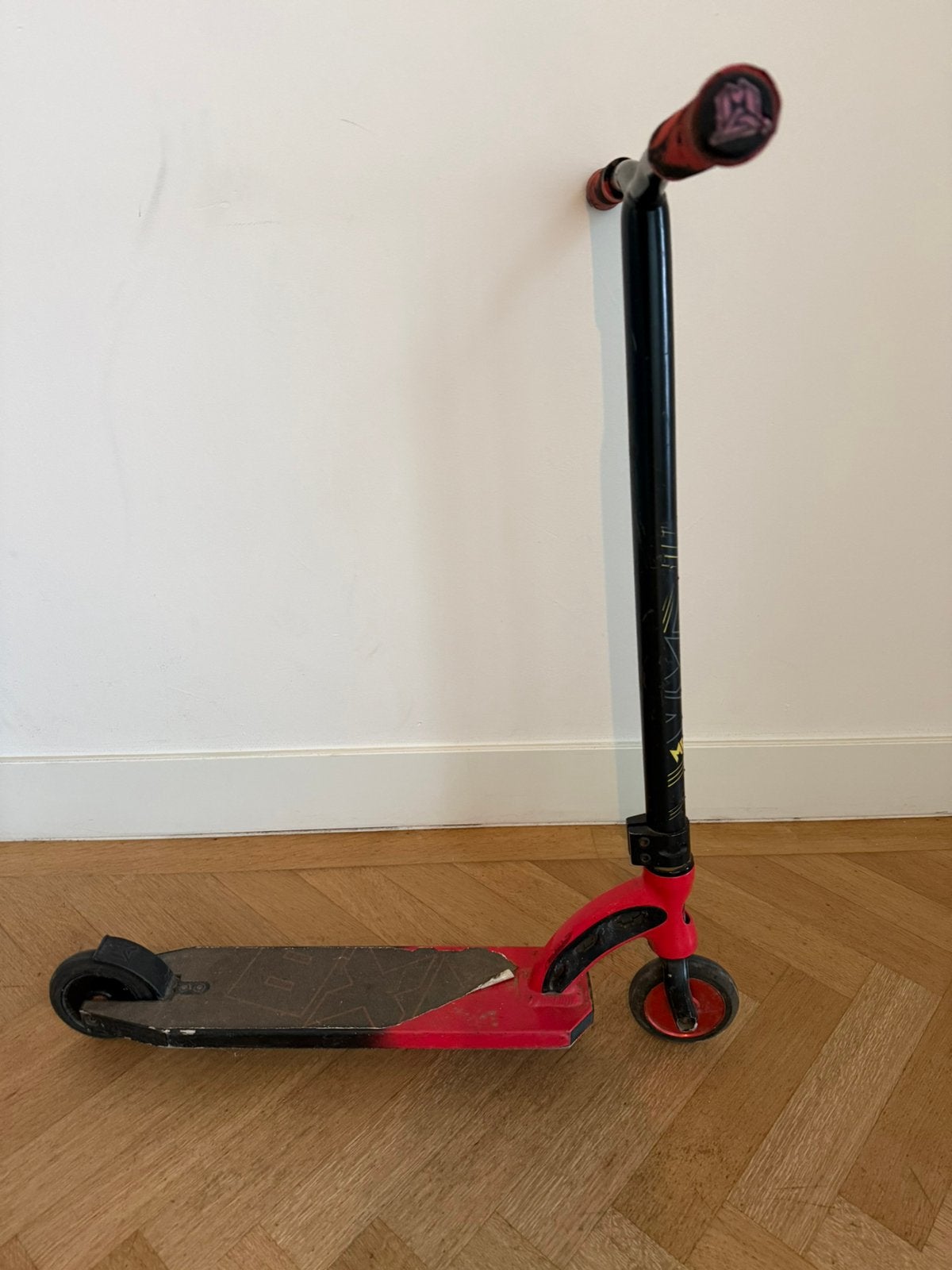 MGP VX Origin stuntstep zwart en rood, prima staat., Fietsen en Brommers, Steps, Ophalen of Verzenden, Zo goed als nieuw, Gewone step