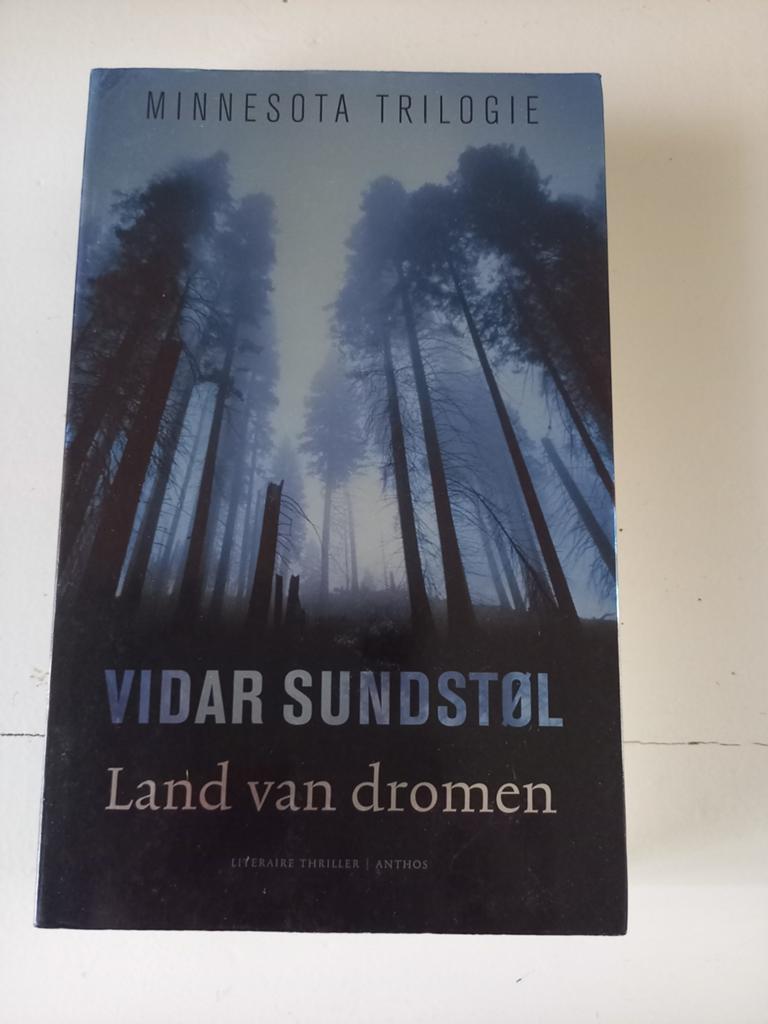 g1 Vidar Sundstøl - Land van dromen (Minnesota Trilogie), Ophalen of Verzenden, Gelezen, Vidar Sundstøl, Scandinavië