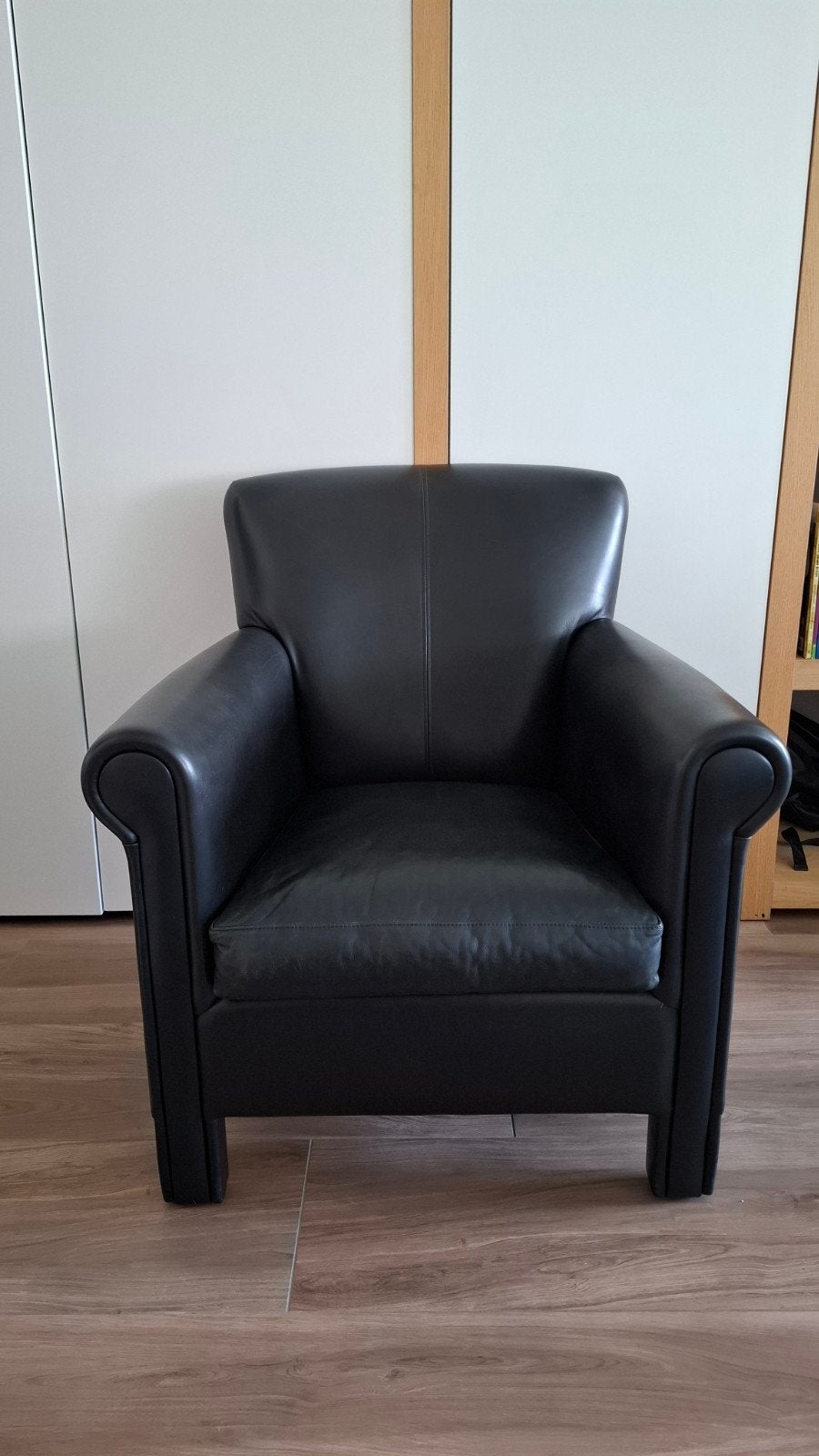 Zwarte leren fauteuil + voetenbank - stijlvol en comfortabel, Huis en Inrichting, Ophalen of Verzenden, Zo goed als nieuw, Modern / Klassiek