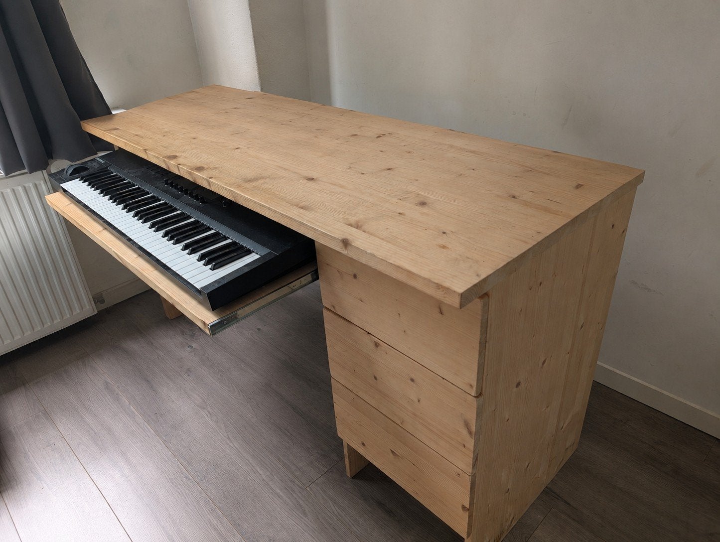 Houten bureau met uitschuifbaar keyboardblad, Huis en Inrichting, Bureaus, 150 cm, Ophalen of Verzenden, Zo goed als nieuw, 60 cm