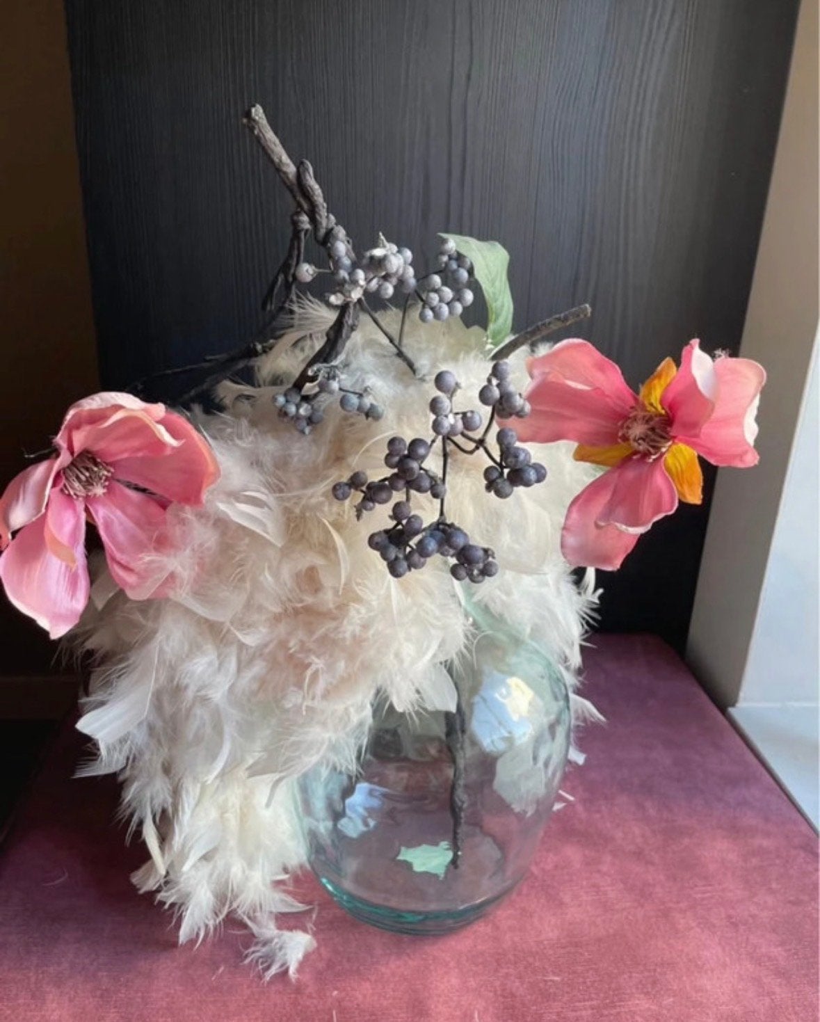 Unieke vaas met veren en kunstbloemen, Meerkleurig, Inclusief decoratie, Ophalen of Verzenden, Glas