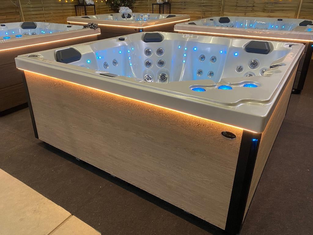 Aqua Duo jacuzzi | Relaxation Spa's, Ophalen of Verzenden, Zo goed als nieuw, Trap, Vast