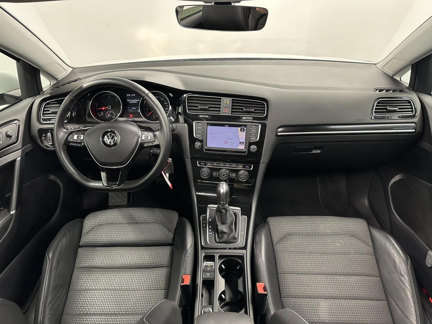 Foto 2 van Volkswagen Golf 1.6 TDI Connected Series PANO NAVI CRUISE LM