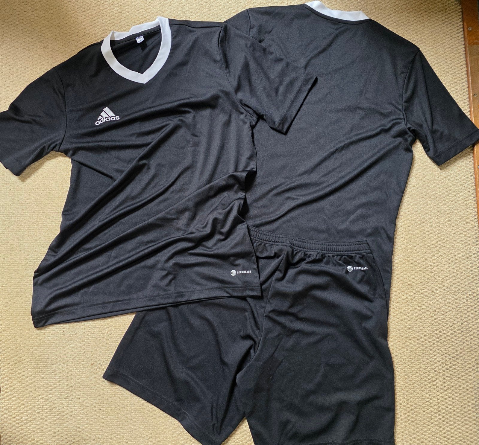 Adidas sportsetje, 2 shirts,  1 broekje, maat M, zwart, Maat 48/50 (M), Zwart, Nieuw, Ophalen of Verzenden