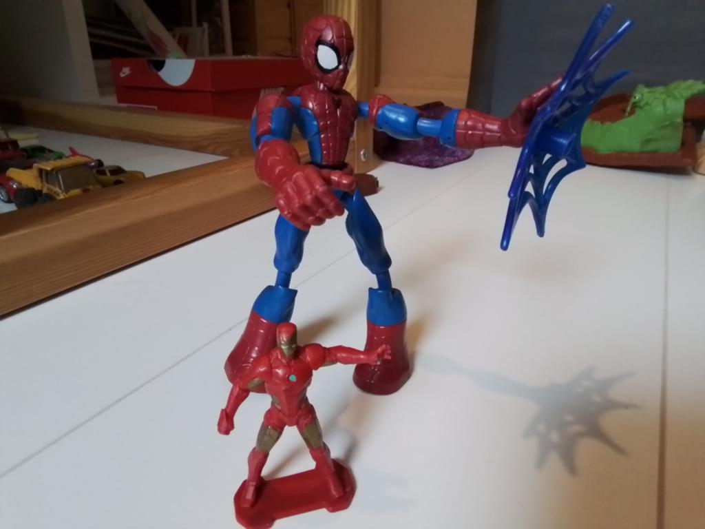Spiderman actiefiguur en pet, Ophalen