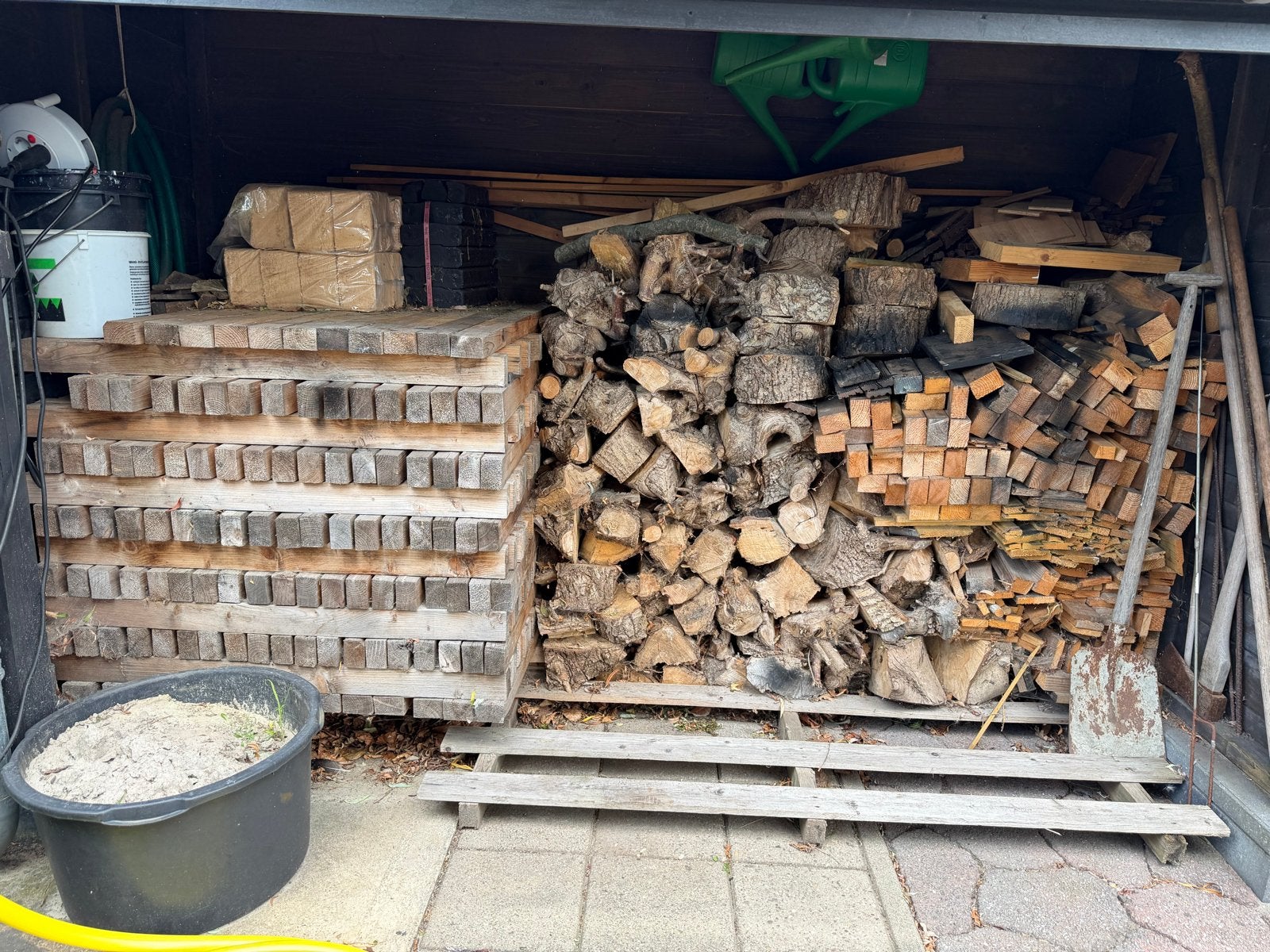 Diverse houtblokken en stammen voor brandhout, Tuin en Terras, Haardhout, Minder dan 3 m³, Ophalen, Overige houtsoorten, Blokken