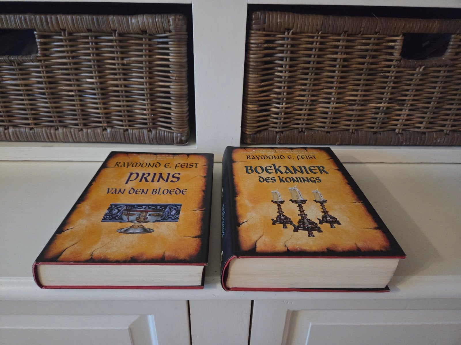 Raymond E Feist - Krondor Sons, Boeken, Ophalen of Verzenden, Gelezen