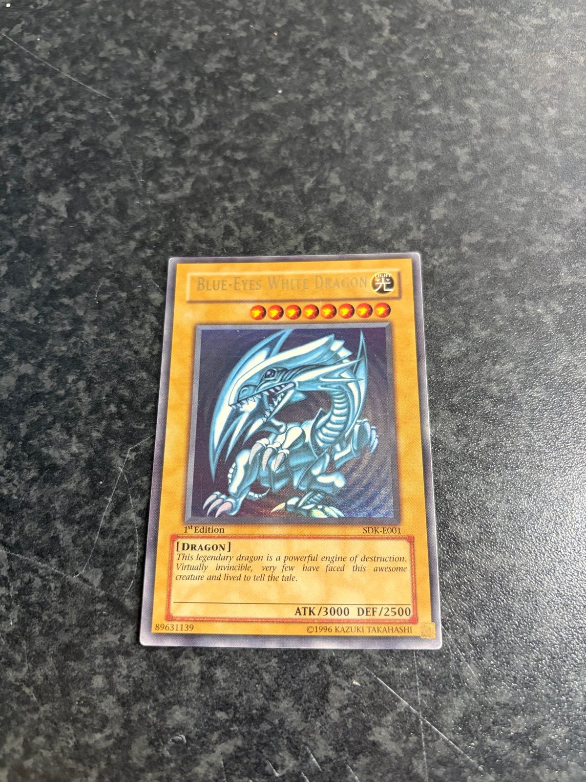 Yu-Gi-Oh! Blue-Eyes White Dragon 1st Edition SDK-E001, Ophalen of Verzenden, Zo goed als nieuw, Losse kaart
