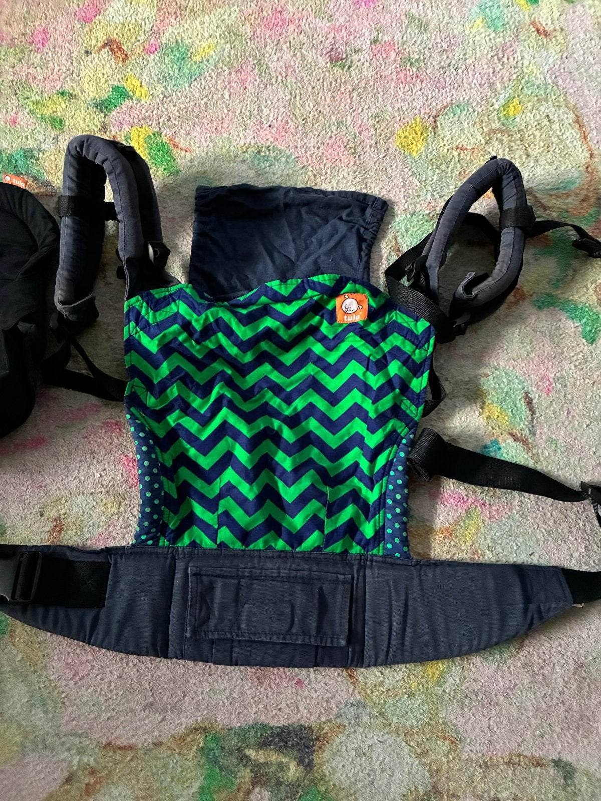 Tula Baby Draagzak met insert - Groen/Blauw zigzag, Kinderen en Baby's, Babydragers en Draagdoeken, Gebruikt, Buik of Rug, Draagzak