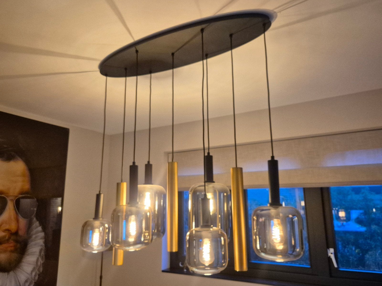Moderne hanglamp met 8 glazen kappen en gouden accenten