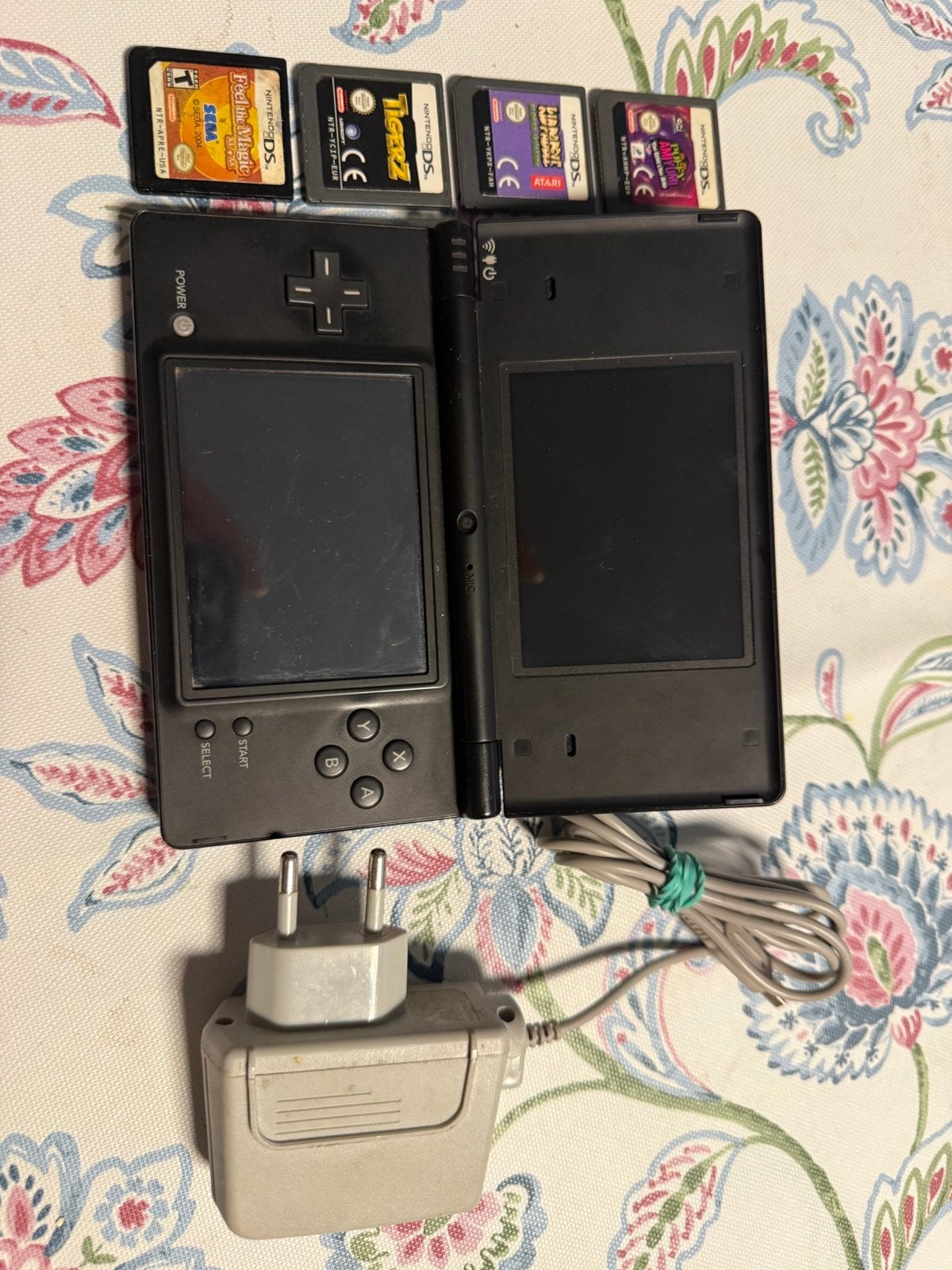 Nintendo DSi met vier speelkaarten, Spelcomputers en Games, Ophalen of Verzenden, Zo goed als nieuw, Dsi, Met games