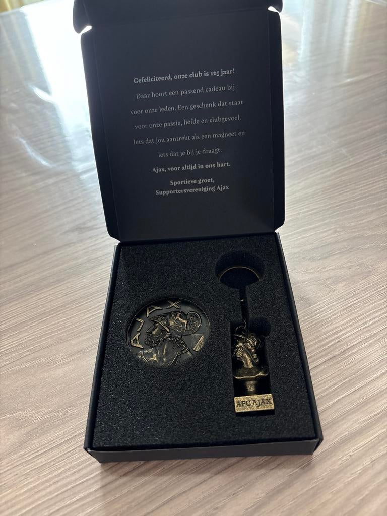 Ajax 125 jaar jubileum cadeau - Magneet en sleutelhanger, Ophalen of Verzenden, Nieuw, Ajax, Overige typen