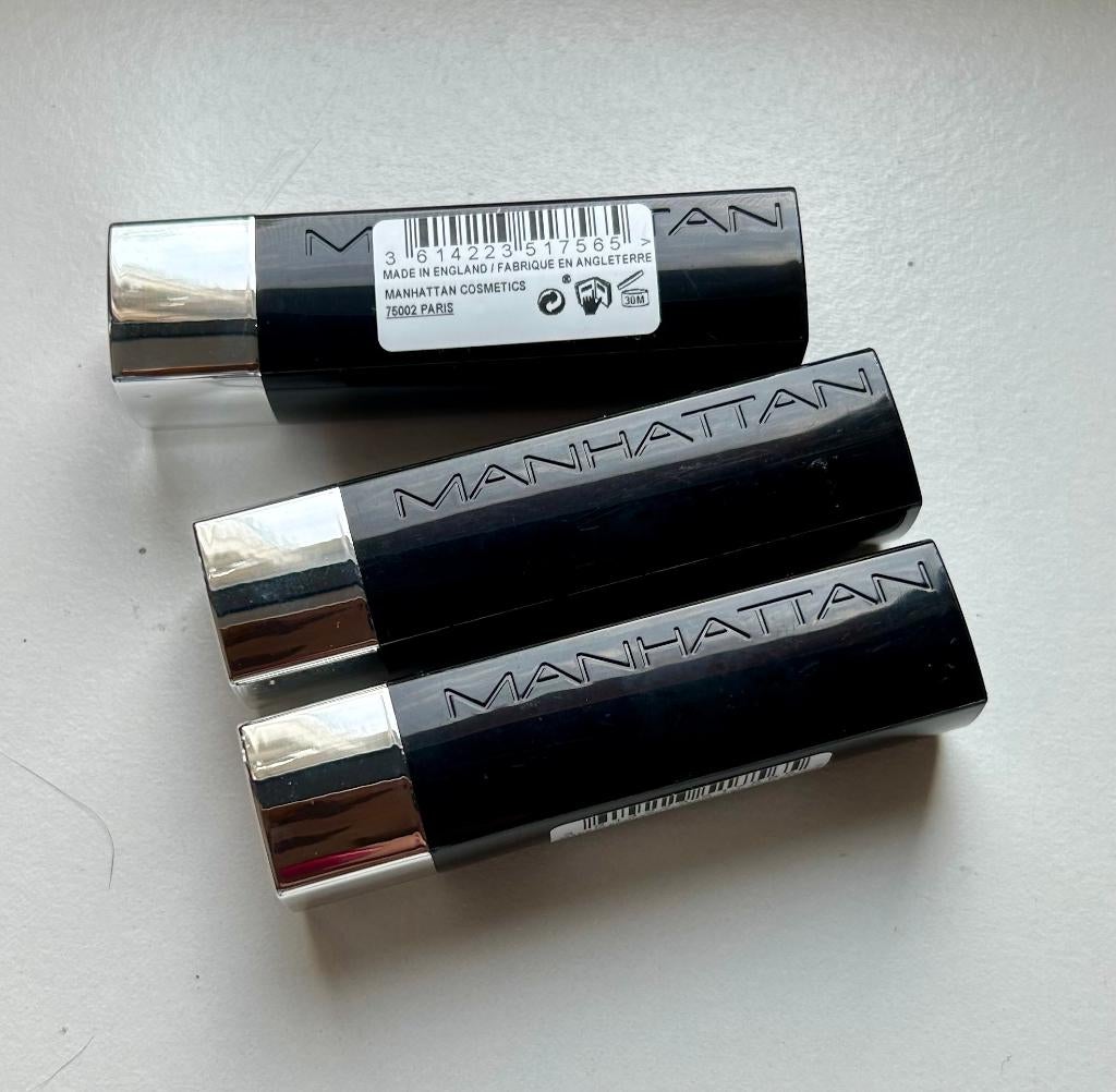 Lipstick Manhattan 940 Glam Plum, Nieuw, Ophalen of Verzenden, Make-up, Overige kleuren