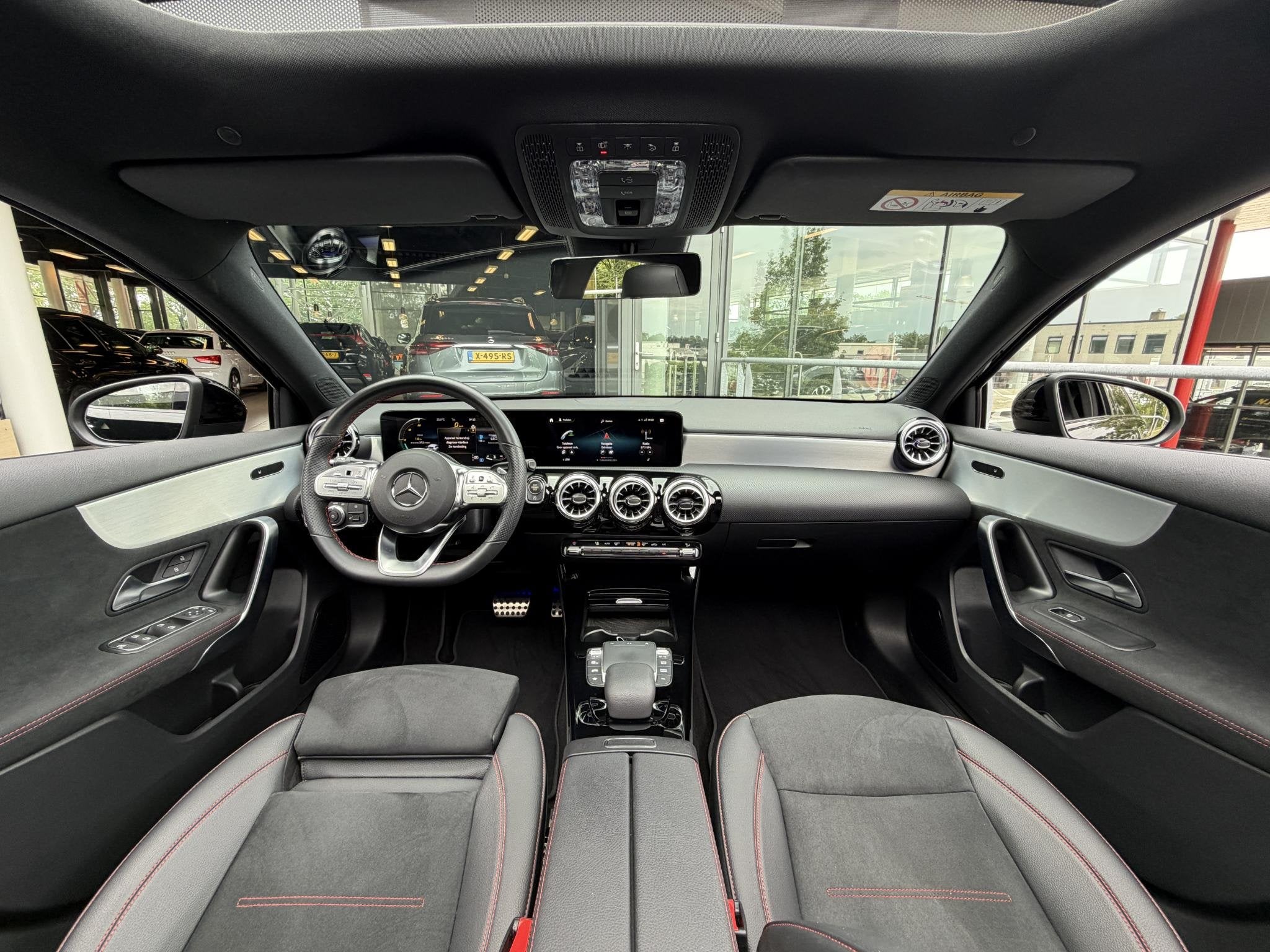 Mercedes-Benz A-klasse 180 AMG Line | Pano | Burmester | Nig, 136 pk, Gebruikt, 4 cilinders, Leder en Stof