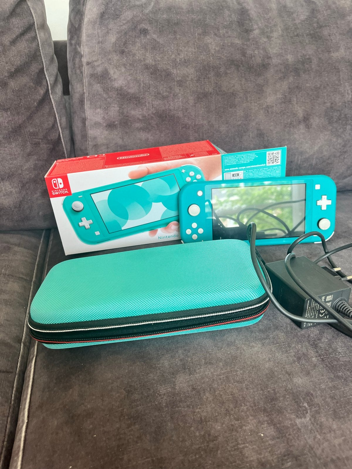 Nintendo Switch Lite Turquoise met 3 games en hoesje, Met games, Ophalen of Verzenden, Zo goed als nieuw, Zonder controller
