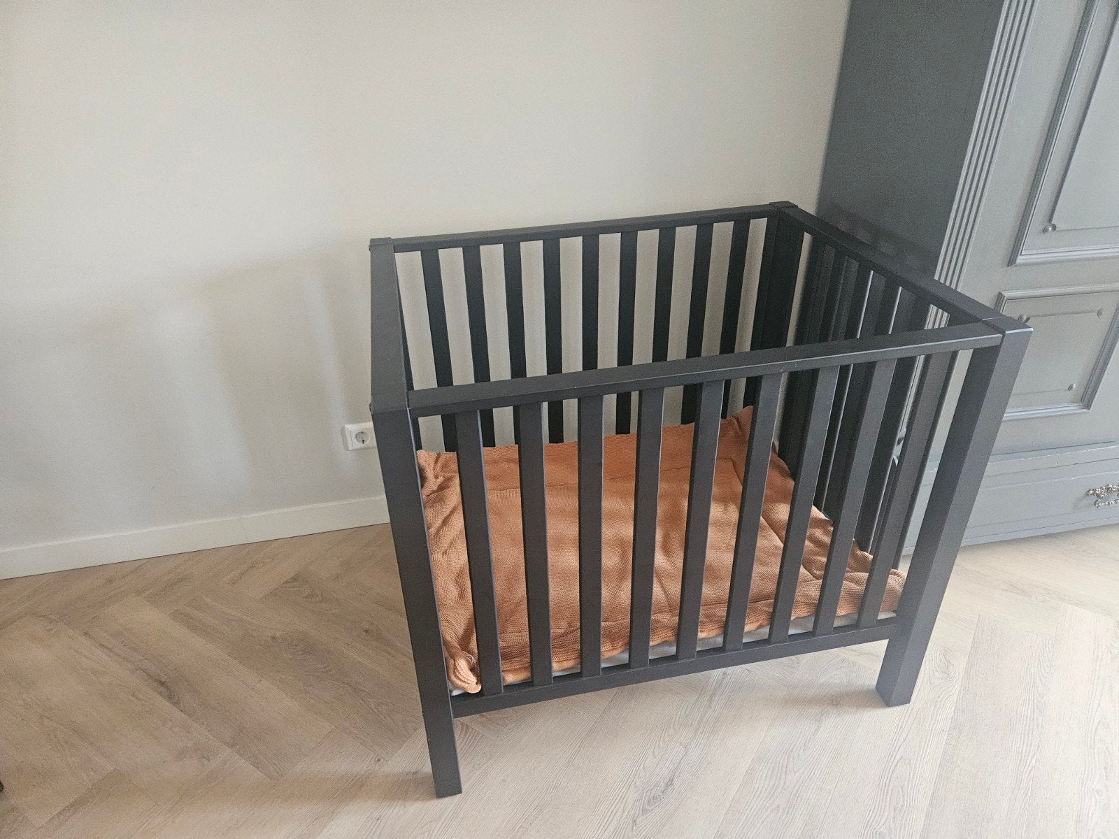 Zeer nette zwarte box incl. Boxmatras, Ophalen, Zo goed als nieuw, Rechthoekig, Boxkleed