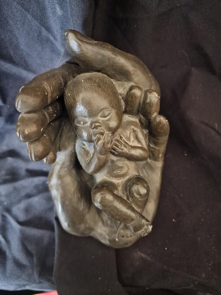 beeldje: Baby in hand - Marc H. Vanders, Antiek en Kunst, Ophalen