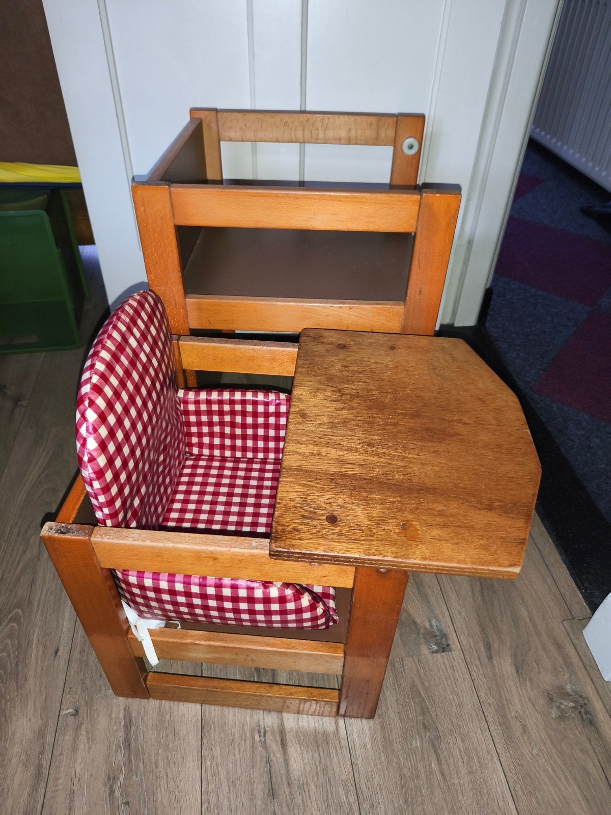 Vintage houten meegroeistoel met rood-wit geblokte bekleding, Ophalen