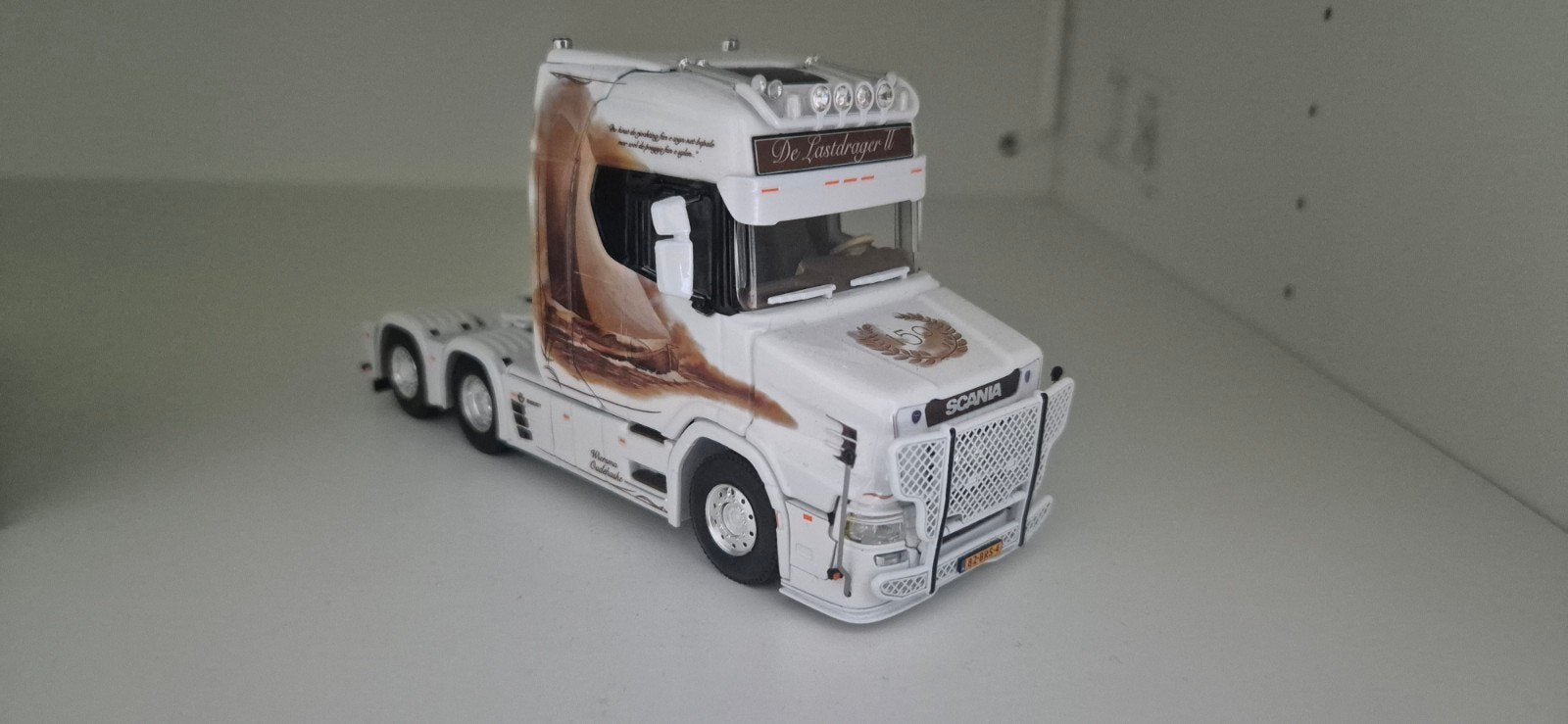 WSI Scania R 'De Lastdrager' model met doos en certificaat, Overige merken, 1:32 tot 1:50, Ophalen of Verzenden, Zo goed als nieuw