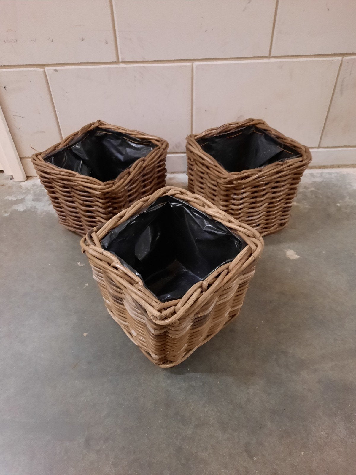 3 stevige rieten manden met plastic binnenkant, Tuin en Terras, Bloembakken en Plantenbakken, Ophalen, Overige materialen, Vierkant