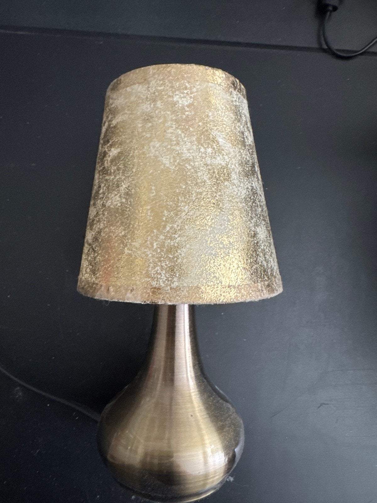 Klein tafellampje met metalen voet, 20-25 cm, Gebruikt, Overige merken, Goud, E14 (klein)