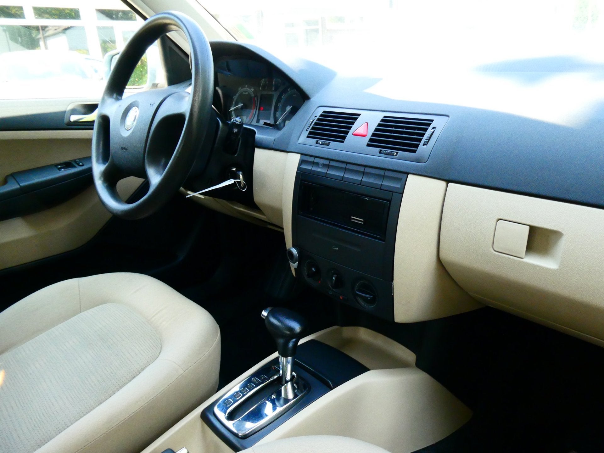 Skoda Fabia 1.4-16V Sedan Automaat 2e eig. Airco Cruise Trek, Auto's, Skoda, Gebruikt, Beige, 4 cilinders, 49 €/maand