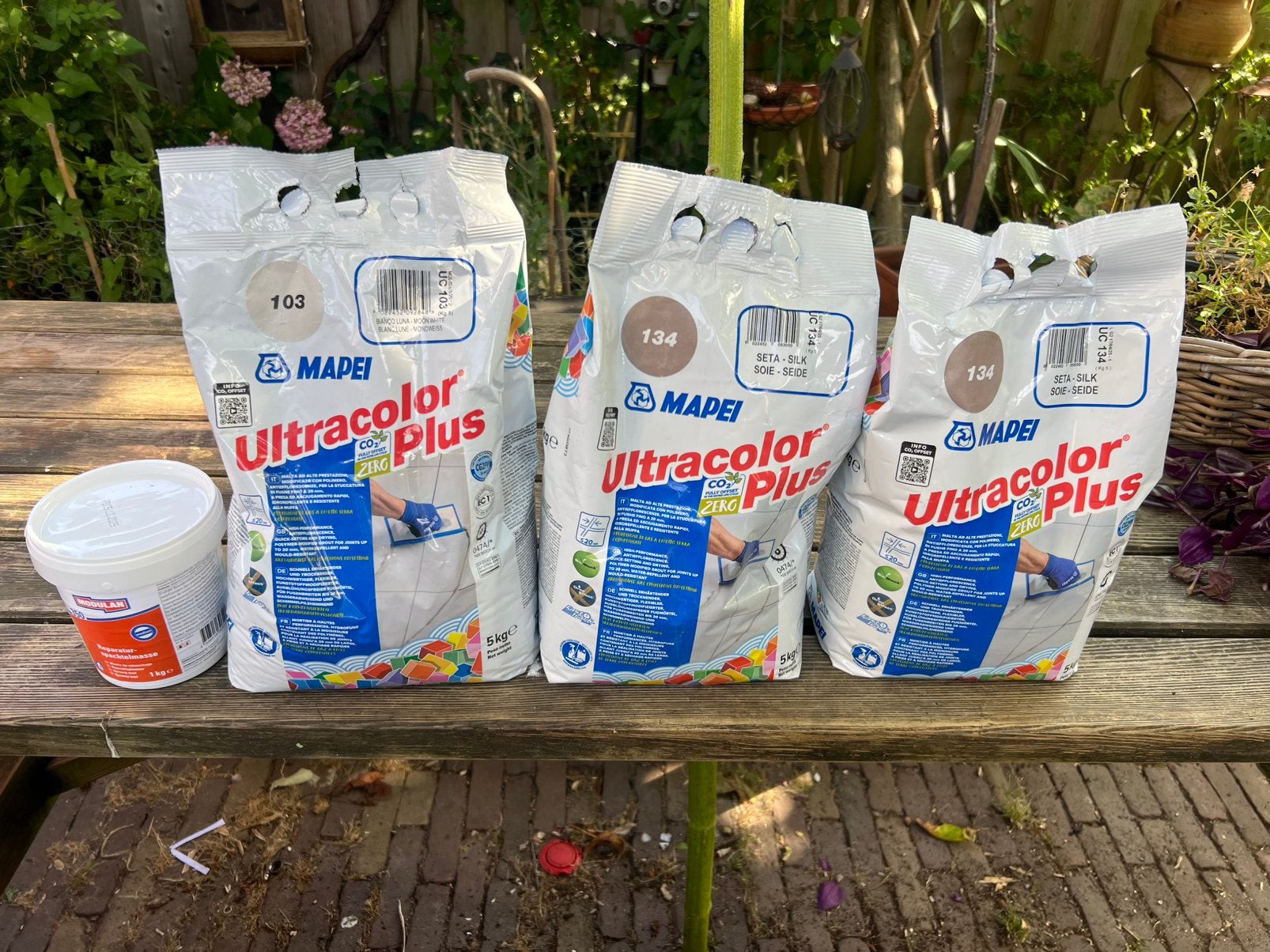 3zakken voegmiddel nieuw Mapei Ultracolor plus 103, 2x134, Doe-het-zelf en Verbouw, Tegels, Ophalen, Overige materialen, 60 cm of meer