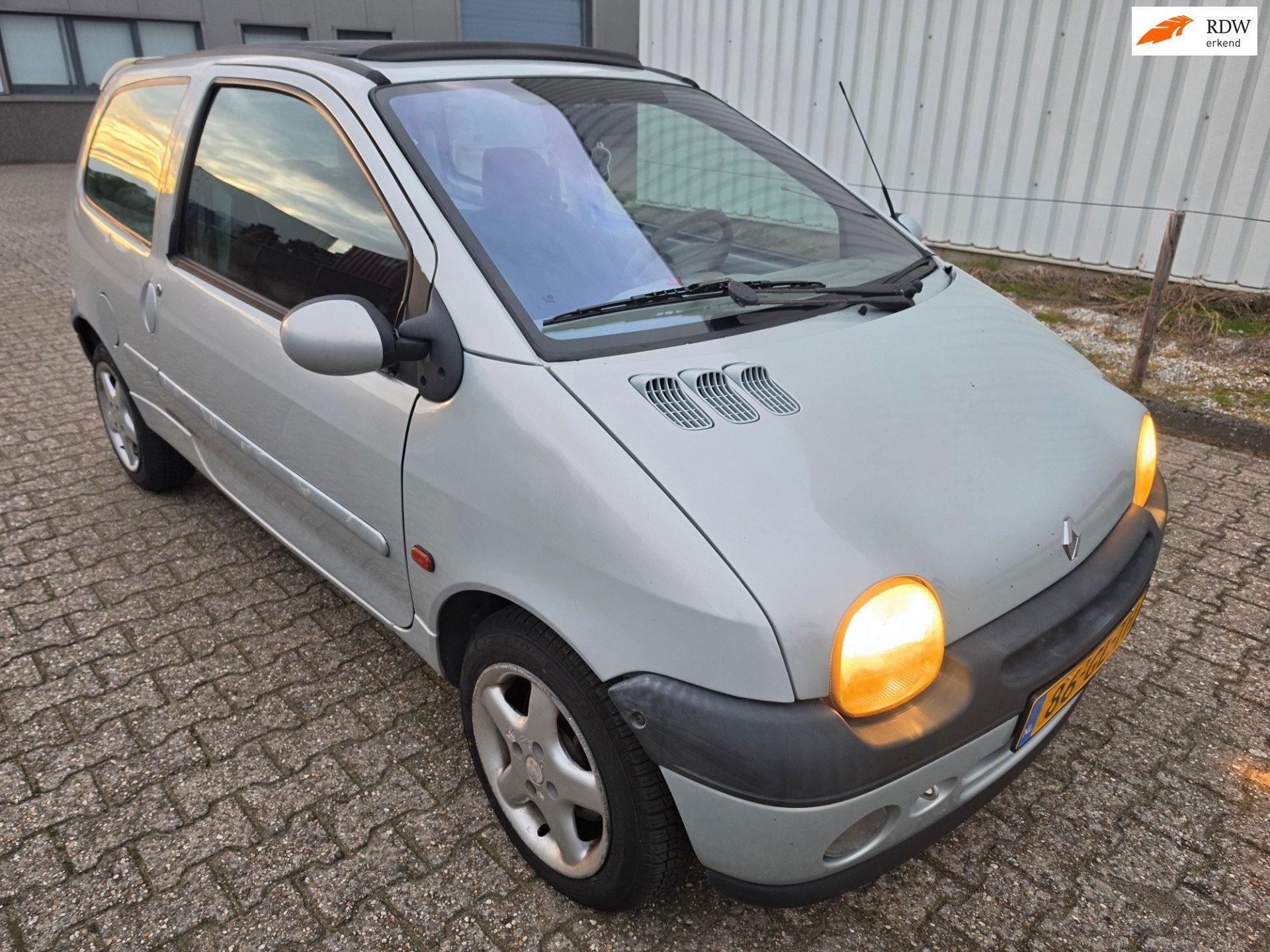 Renault Twingo APK 15-4-27 Sunroof *950,-*, Voorwielaandrijving, 4 cilinders, 4 stoelen, Origineel Nederlands
