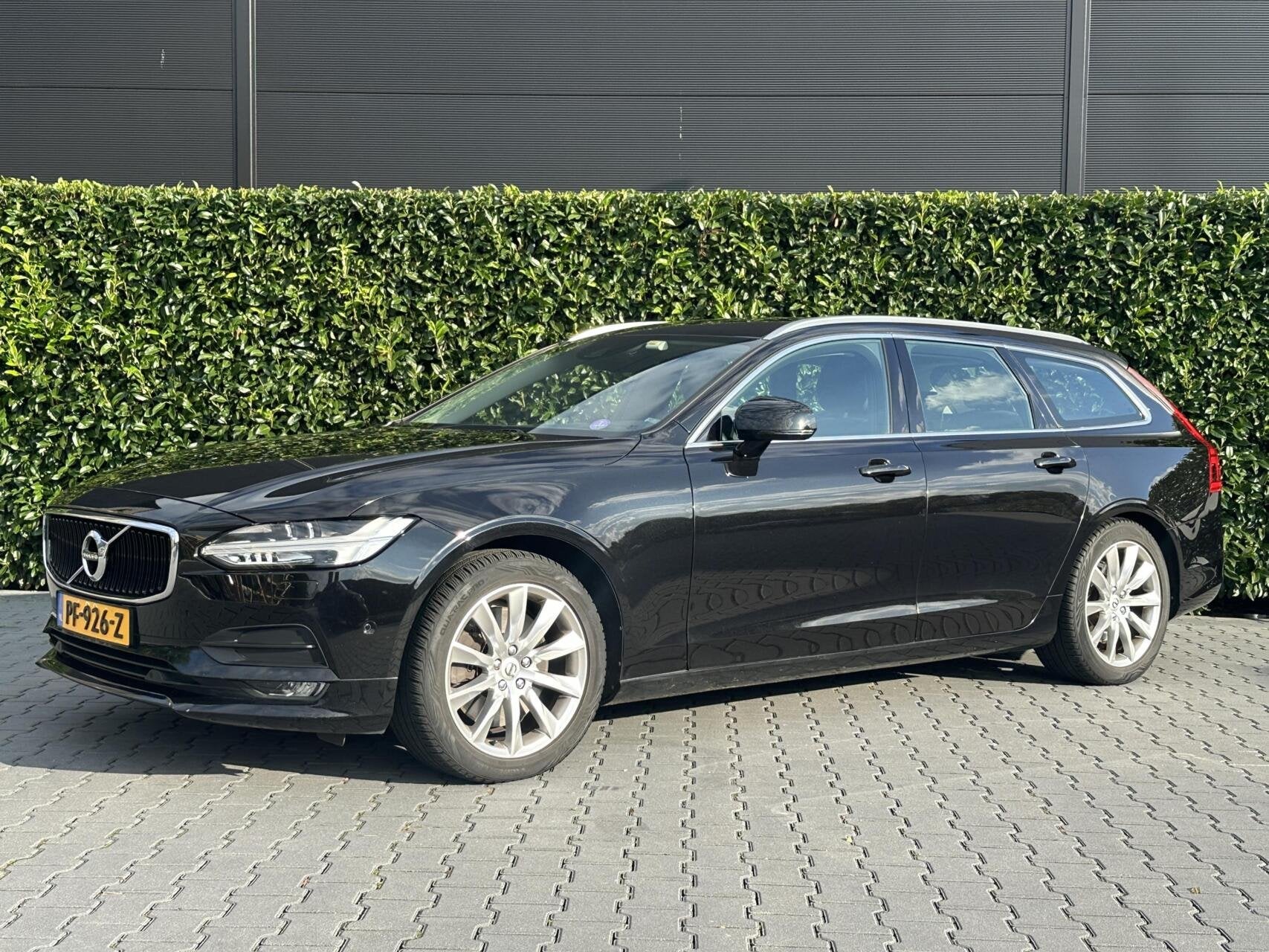Volvo V90 2.0 T5 MOMENTUM NL AUTO, NAP,NAVI, LEDER, ECC-AIRC, 15 km/l, Euro 6, 1969 cc, Zwart