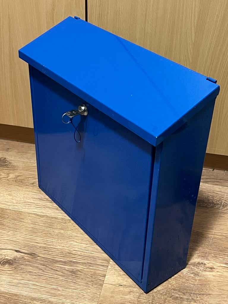 Blauwe brievenbus met sleutel - Zo goed als nieuw, Tuin en Terras, Brievenbussen, Ophalen of Verzenden, Zo goed als nieuw, Staal