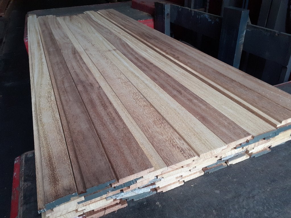 Partij 9.80m2 Iroko gevelbekleding - 65 planken - 550 euro, Ophalen of Verzenden, 180 tot 250 cm, Planken, Hardhout