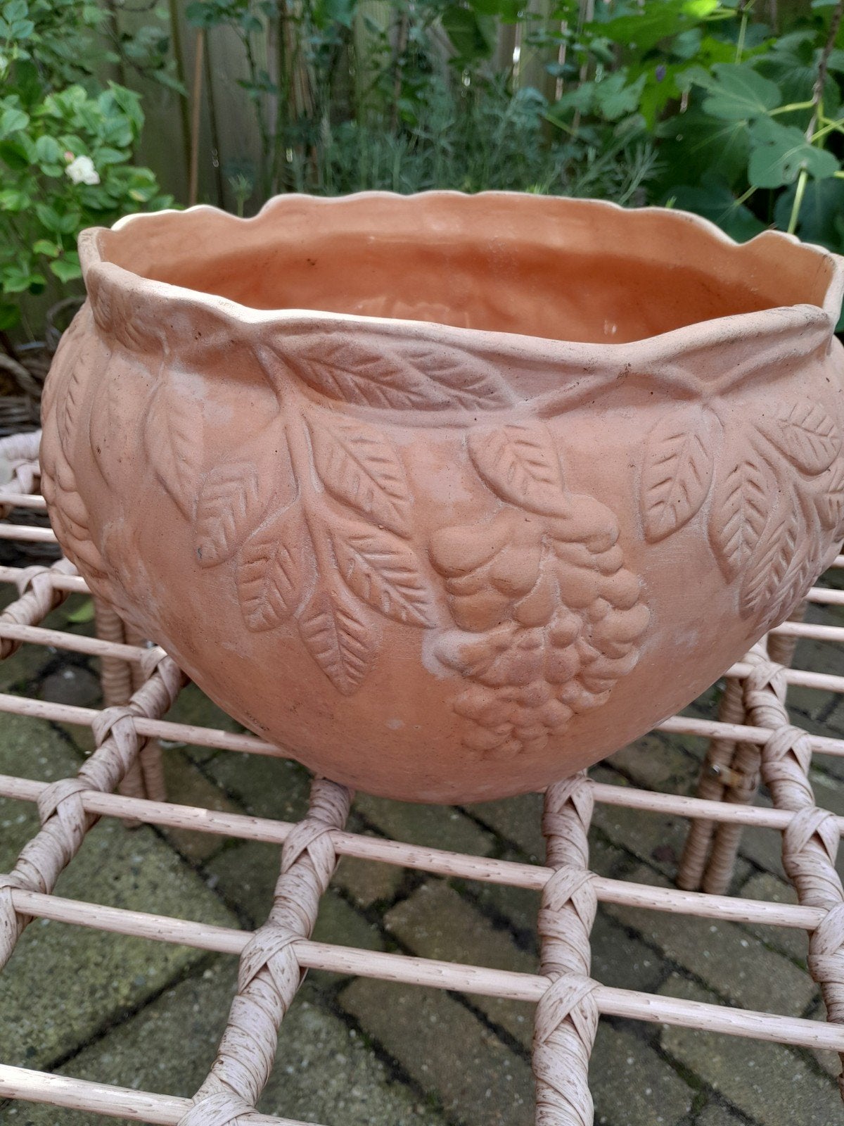 Terracotta bloempot met druivenmotief, Gebruikt, Rond, Minder dan 40 cm, Binnen