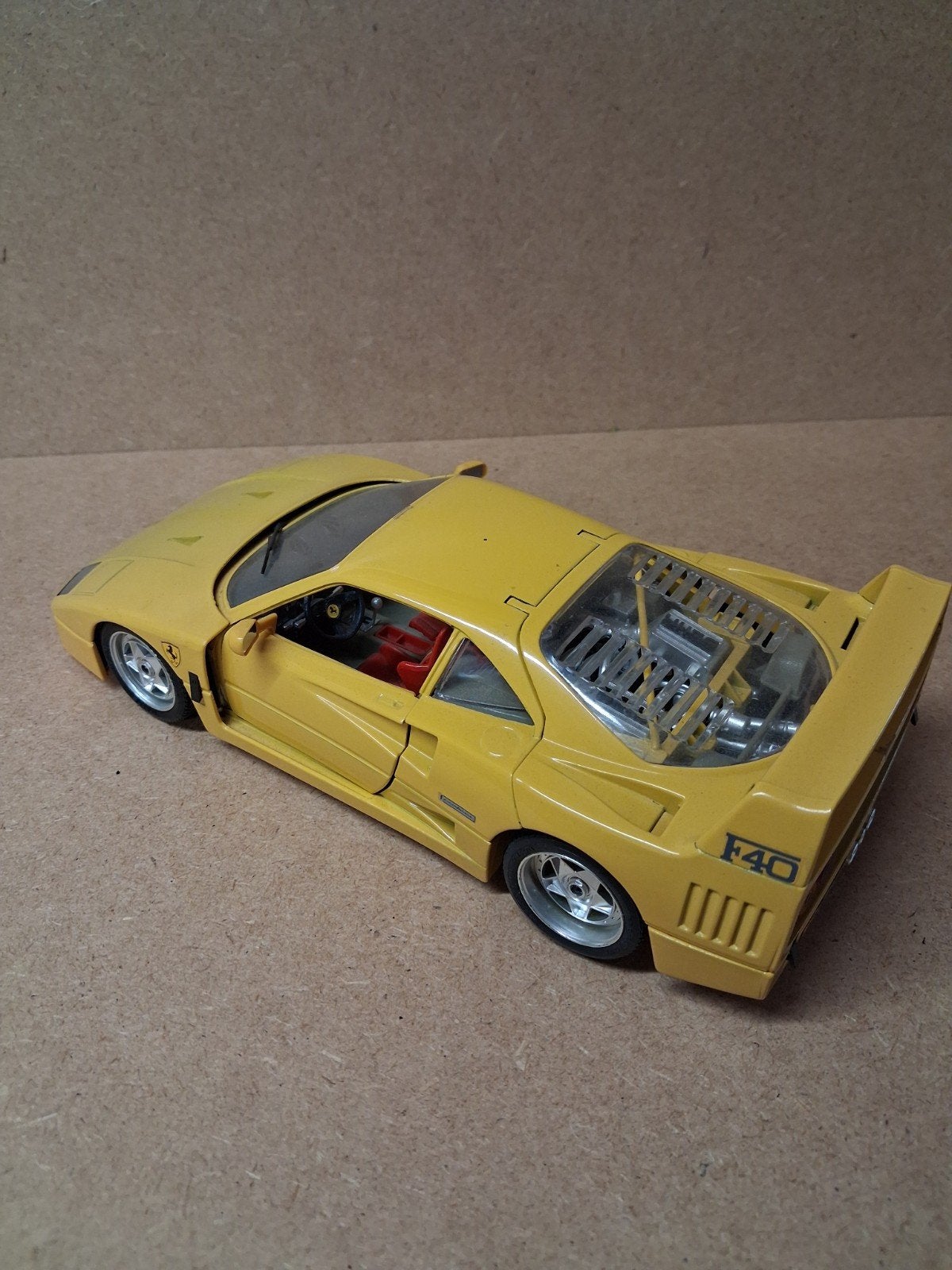 Ferrari F40 modelauto geel - burago, Ophalen of Verzenden, Gebruikt, Auto, Maisto