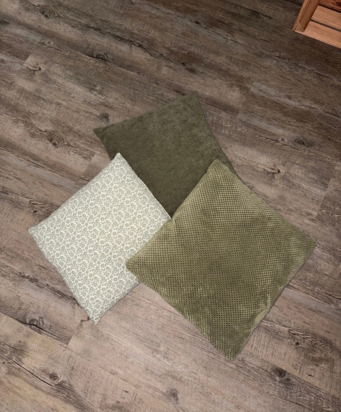 Set van 3 kussens wit & khaki groen - Xenos, Ophalen of Verzenden, Gebruikt, Groen, Vierkant