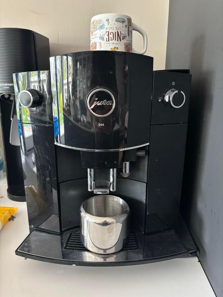 Jura D60 koffiemachine, Witgoed en Apparatuur, Koffiezetapparaten, Ophalen, Afneembaar waterreservoir, Gebruikt, Koffiemachine