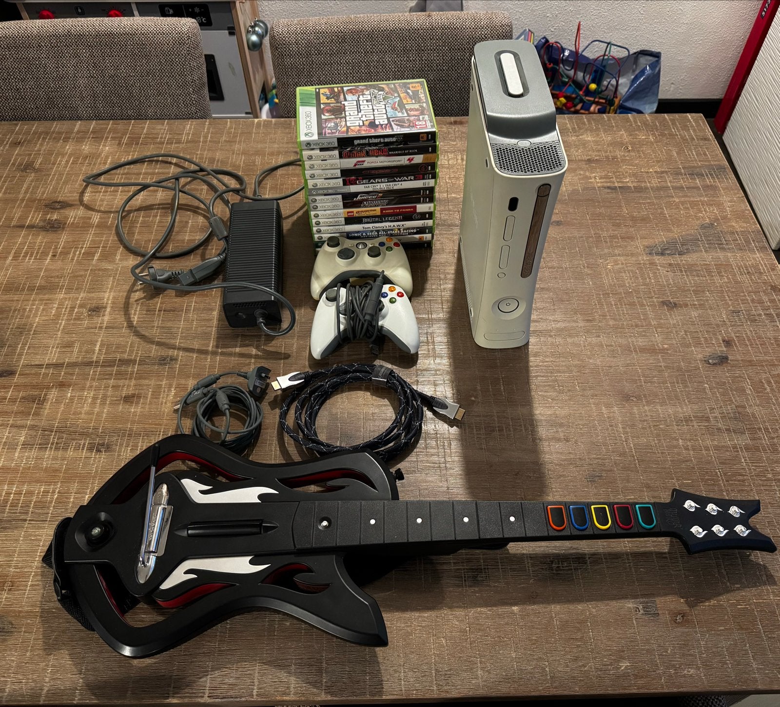 Xbox 360 console met 12 games en Guitar Hero gitaar, Spelcomputers en Games, Gebruikt, Vanaf 18 jaar, Overige genres, Eén computer