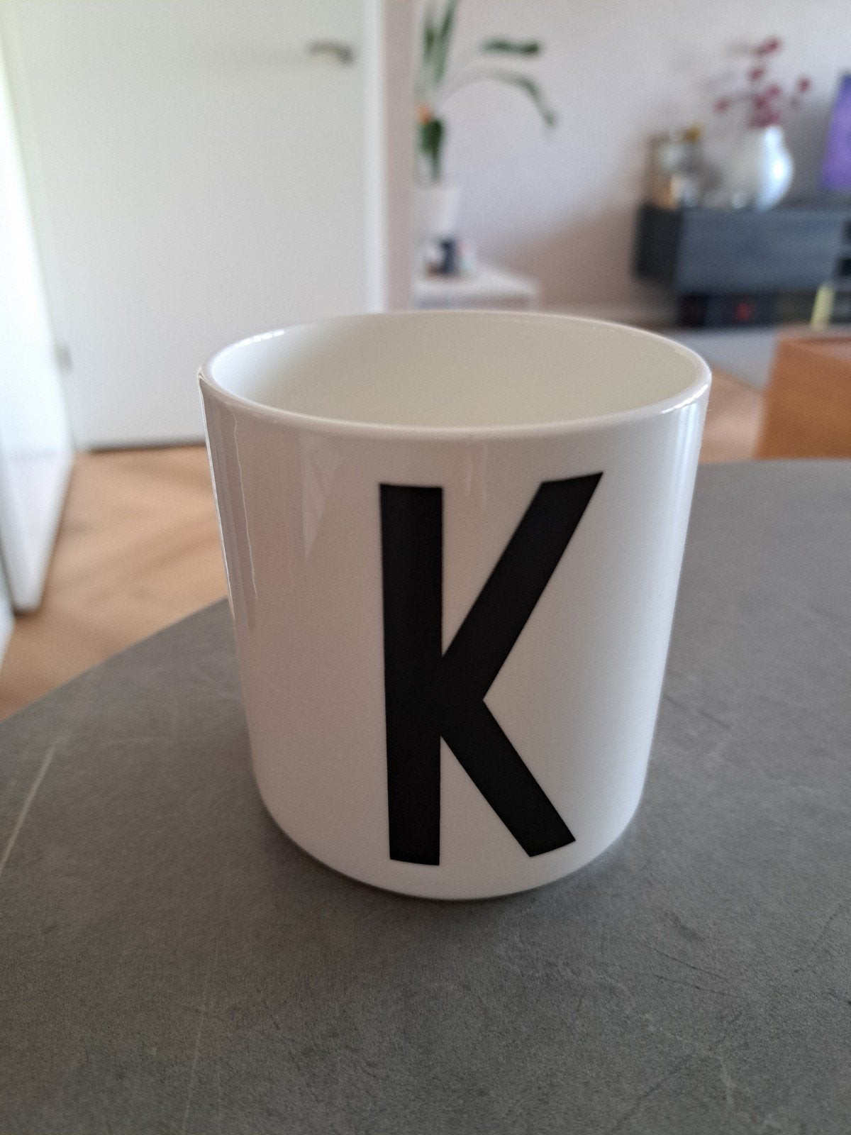 Design Letters porseleinen beker met de letter 'K', nieuw, Nieuw, Ophalen of Verzenden, Overige stijlen, Kop(pen) en/of Schotel(s)