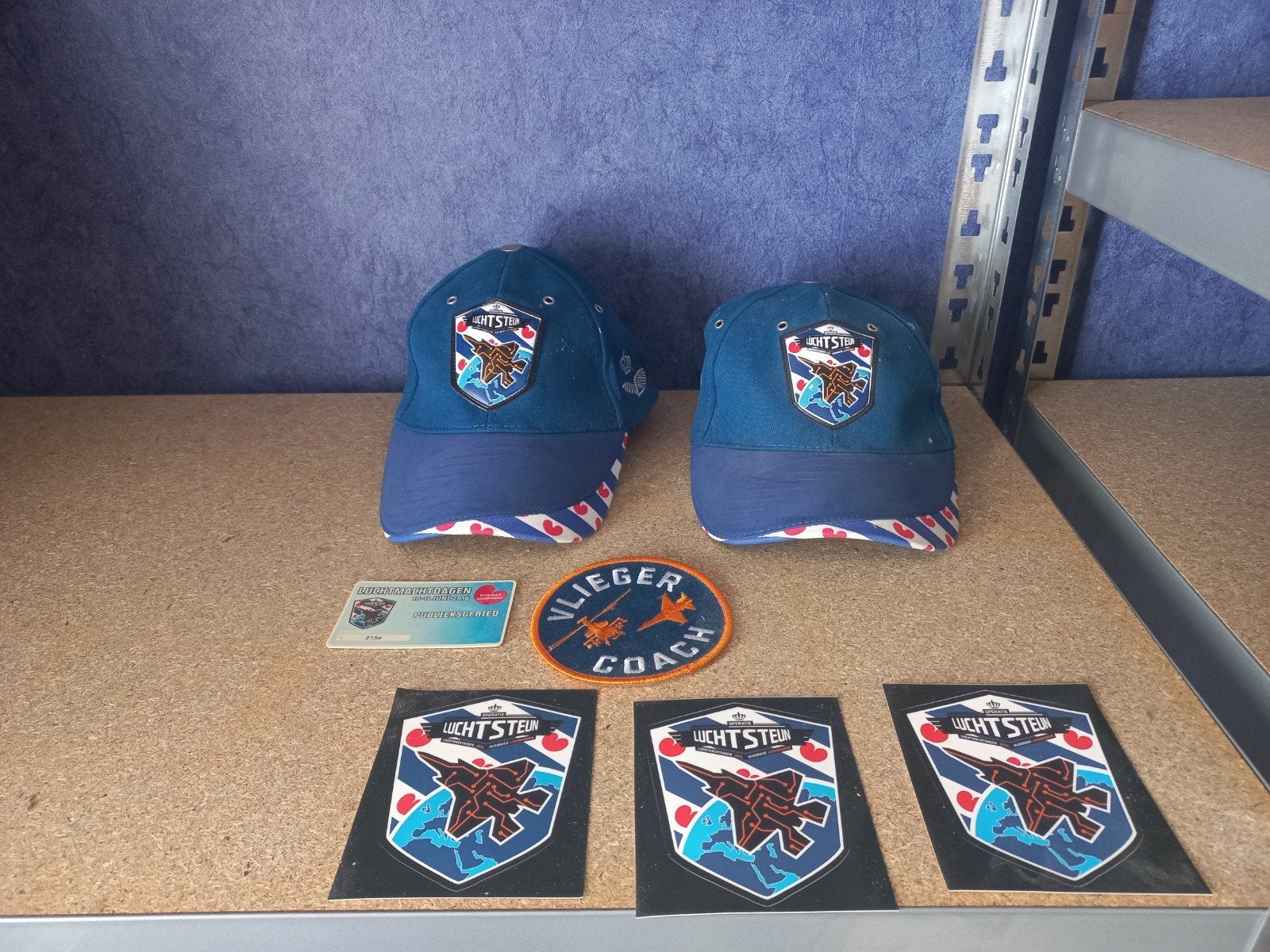 petten , badge , stickers en pas luchtmachtdagen 2016, Verzamelen, Ophalen of Verzenden, Zo goed als nieuw, Patch, Badge of Embleem