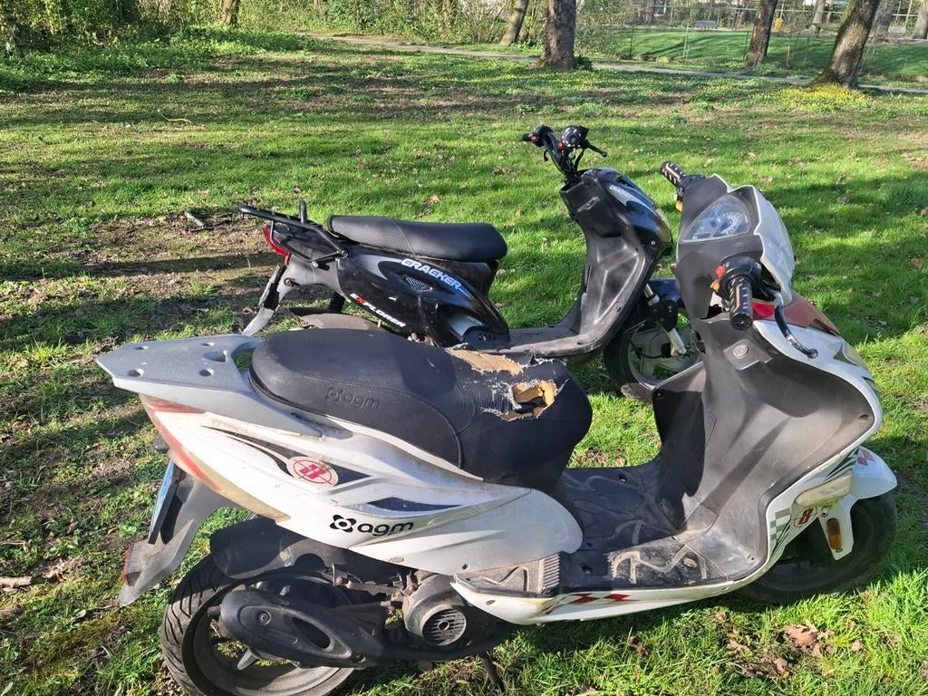 2 scooters generic cracker  en agm, Fietsen en Brommers, Ophalen, Gebruikt, Benzine, Overige modellen
