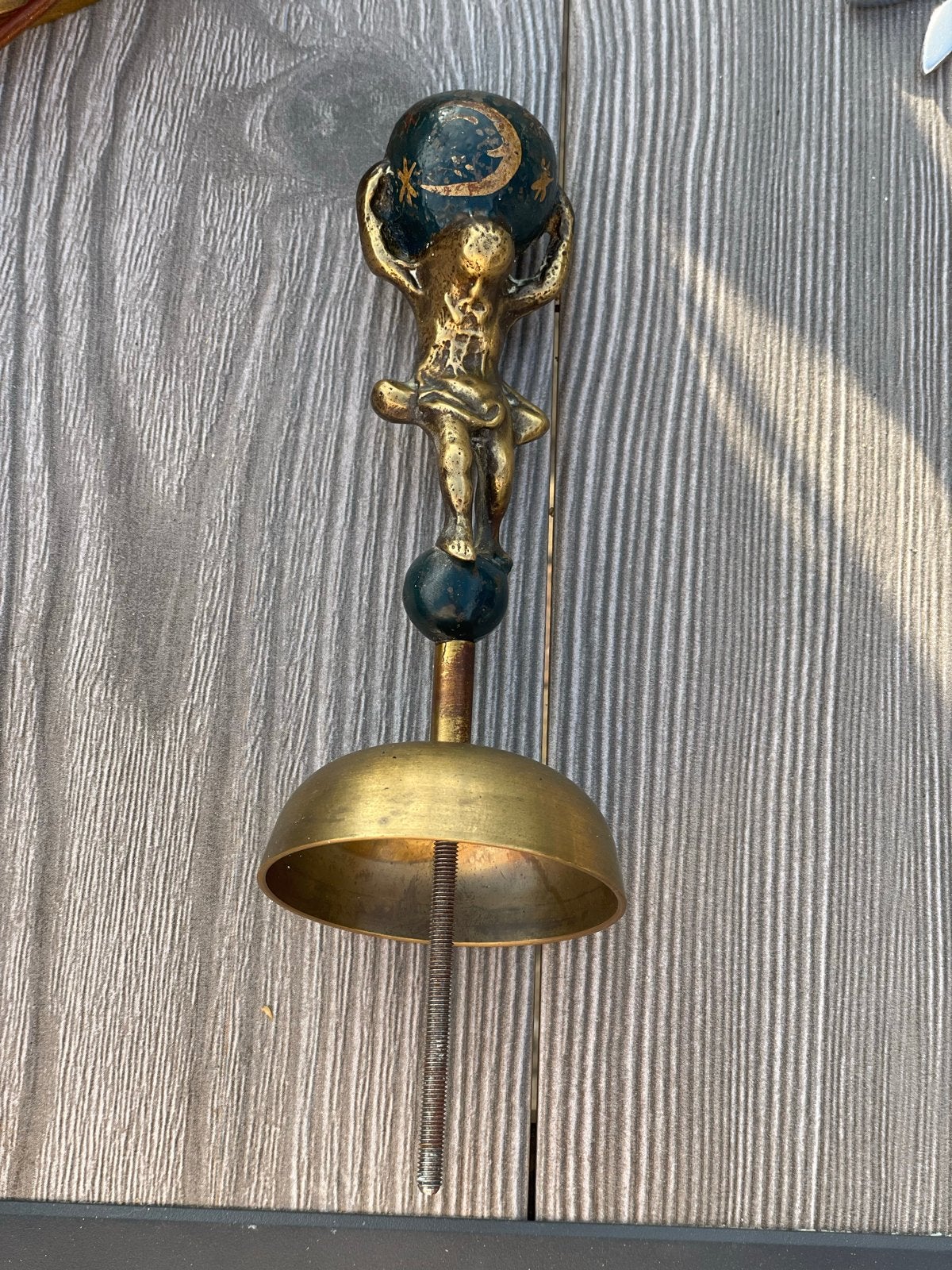 Vintage bronzen beeldje met wereldbol, Ophalen