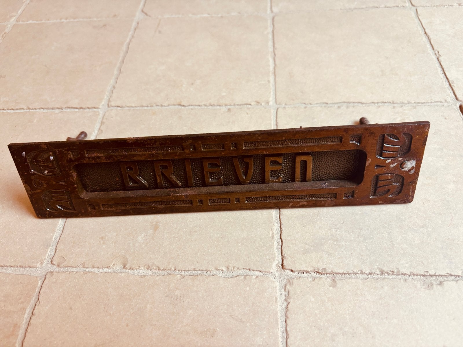 Antieke brievenbusklep met 'BRIEVEN' in reliëf, Ophalen, Gebruikt, Brievenbusklep, Inbouw