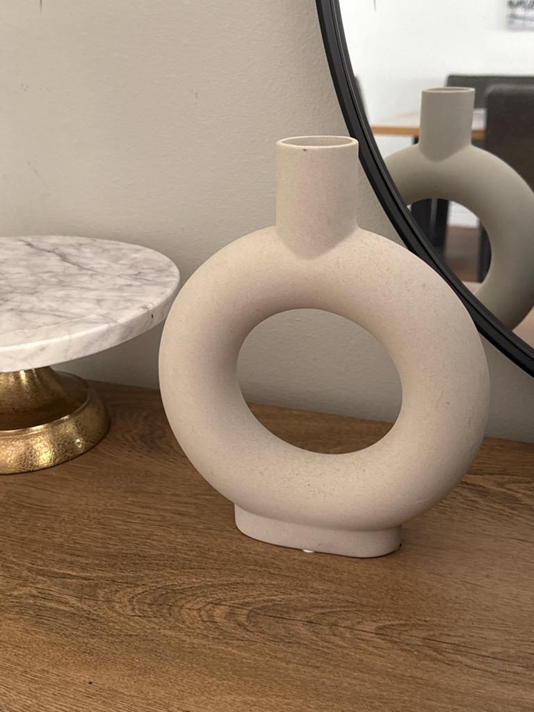 Moderne beige ringvaas - decoratief en stijlvol Japandi vaas, Huis en Inrichting, Ophalen, Overige kleuren, Aardewerk of Porselein