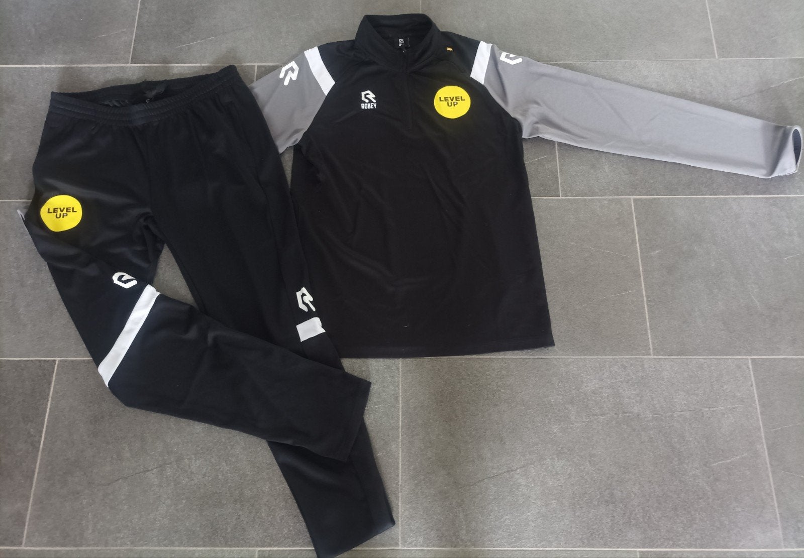 Nieuw Level Up trainingspak (jasje S, broek L), Nieuw, Ophalen of Verzenden, Algemeen, Robey