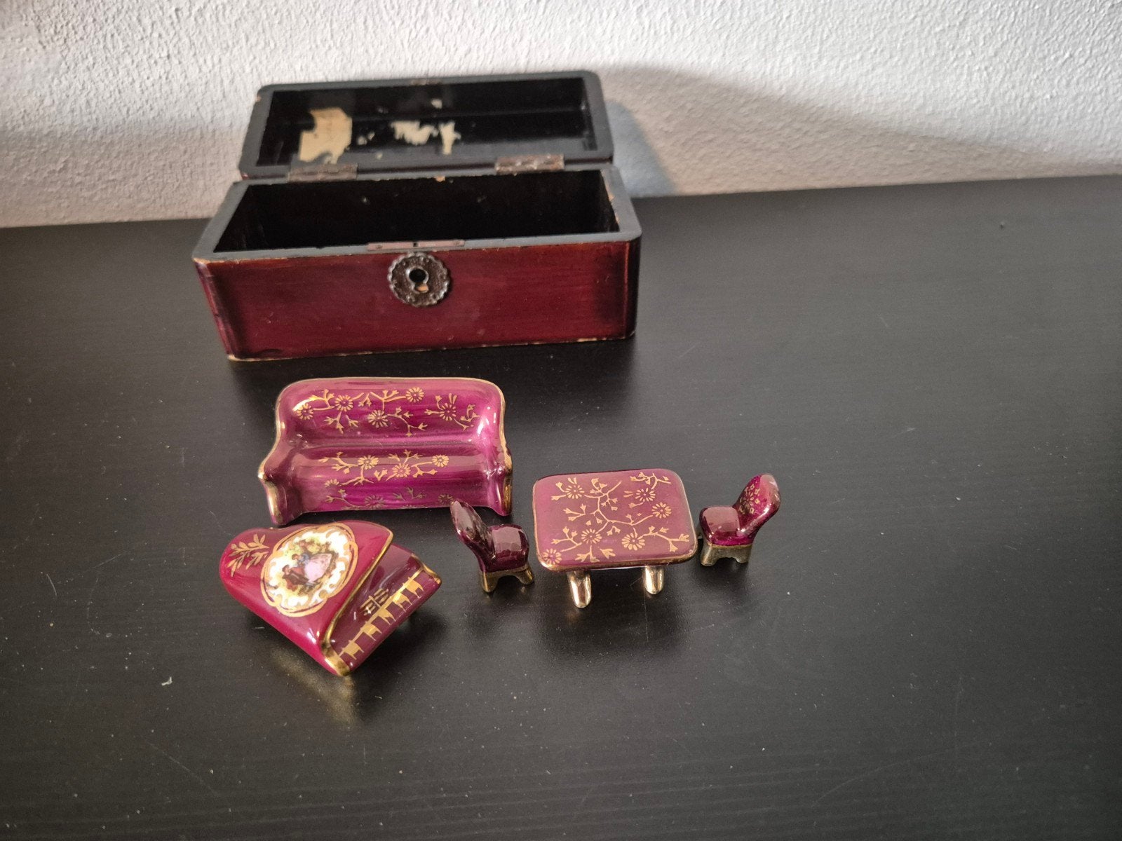 Vintage Limoges Porseleinen Miniaturen Bordeauxrood Goud, Ophalen of Verzenden