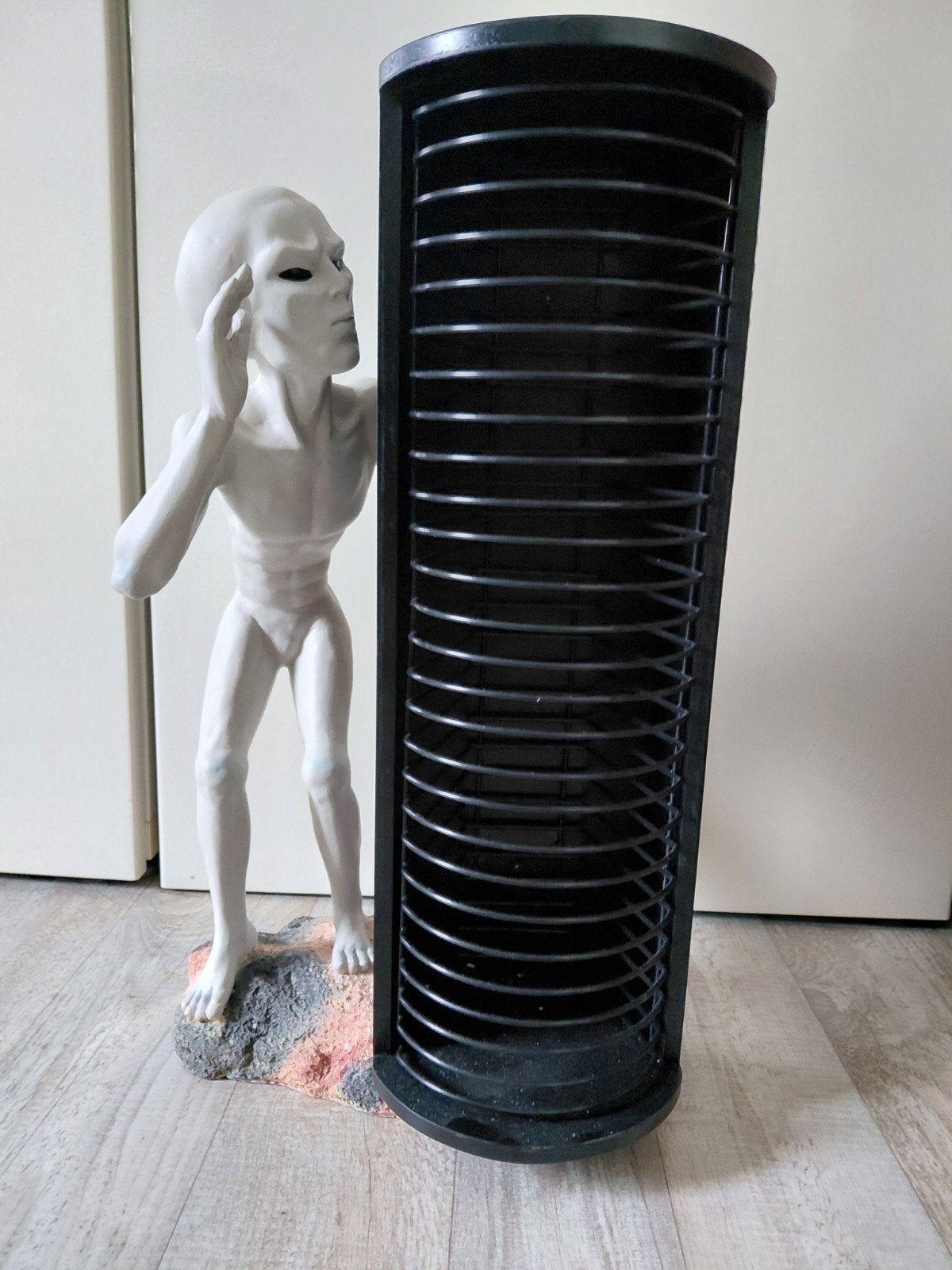 Grey Alien met CD rek, Huis en Inrichting, Woonaccessoires | Cd- en Dvd-rekken, Ophalen, Metaal, Cd's