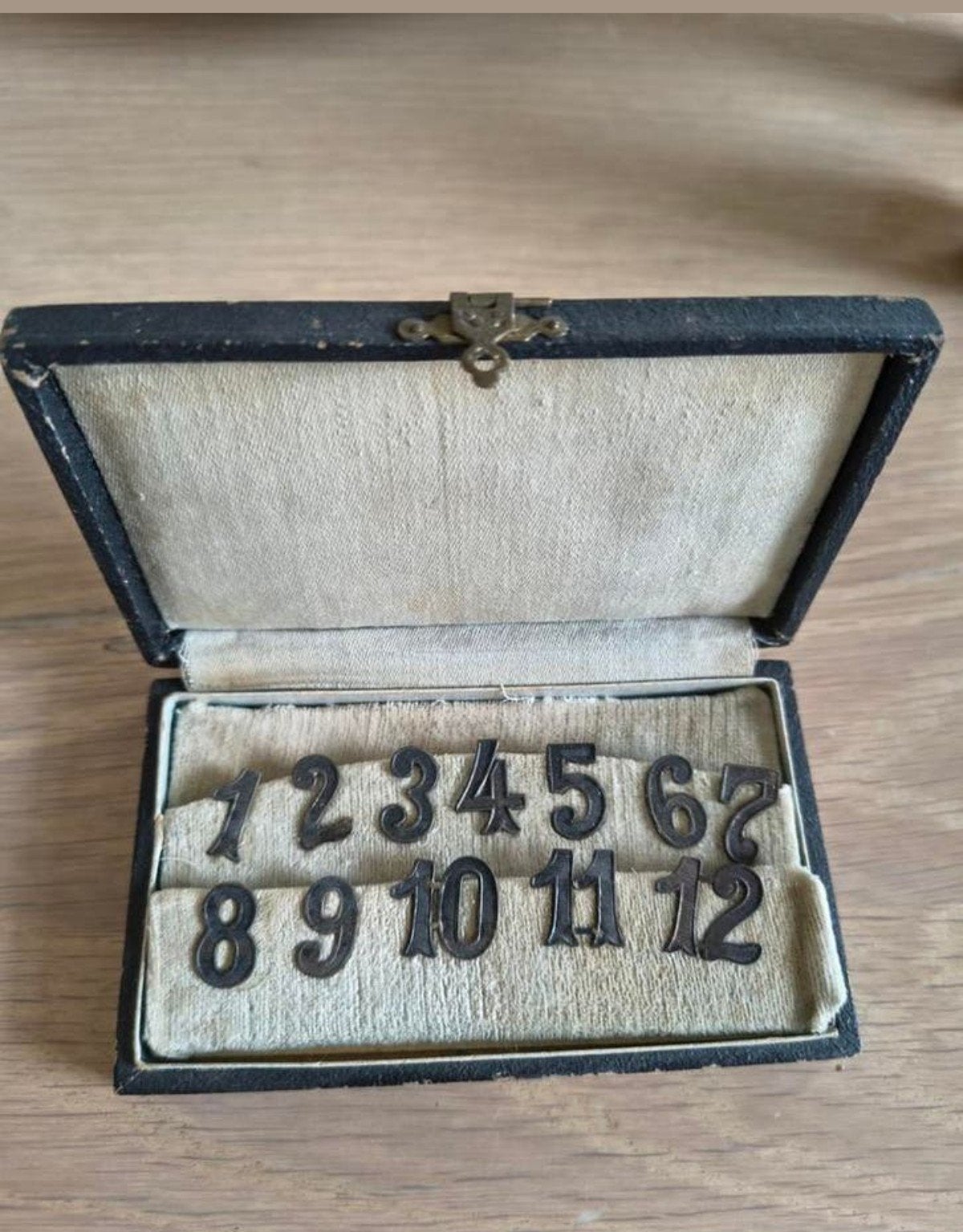 Set van 12 tafelnummers met haakje (circa 1920), Ophalen, Zilver