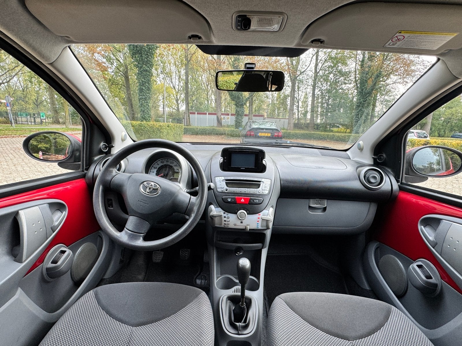 Toyota Aygo 1.0 |2011| 5 -DEURS |AİRCO | E-RAMEN | NAVİGATİE, Auto's, Voorwielaandrijving, 4 stoelen, 68 pk, Origineel Nederlands