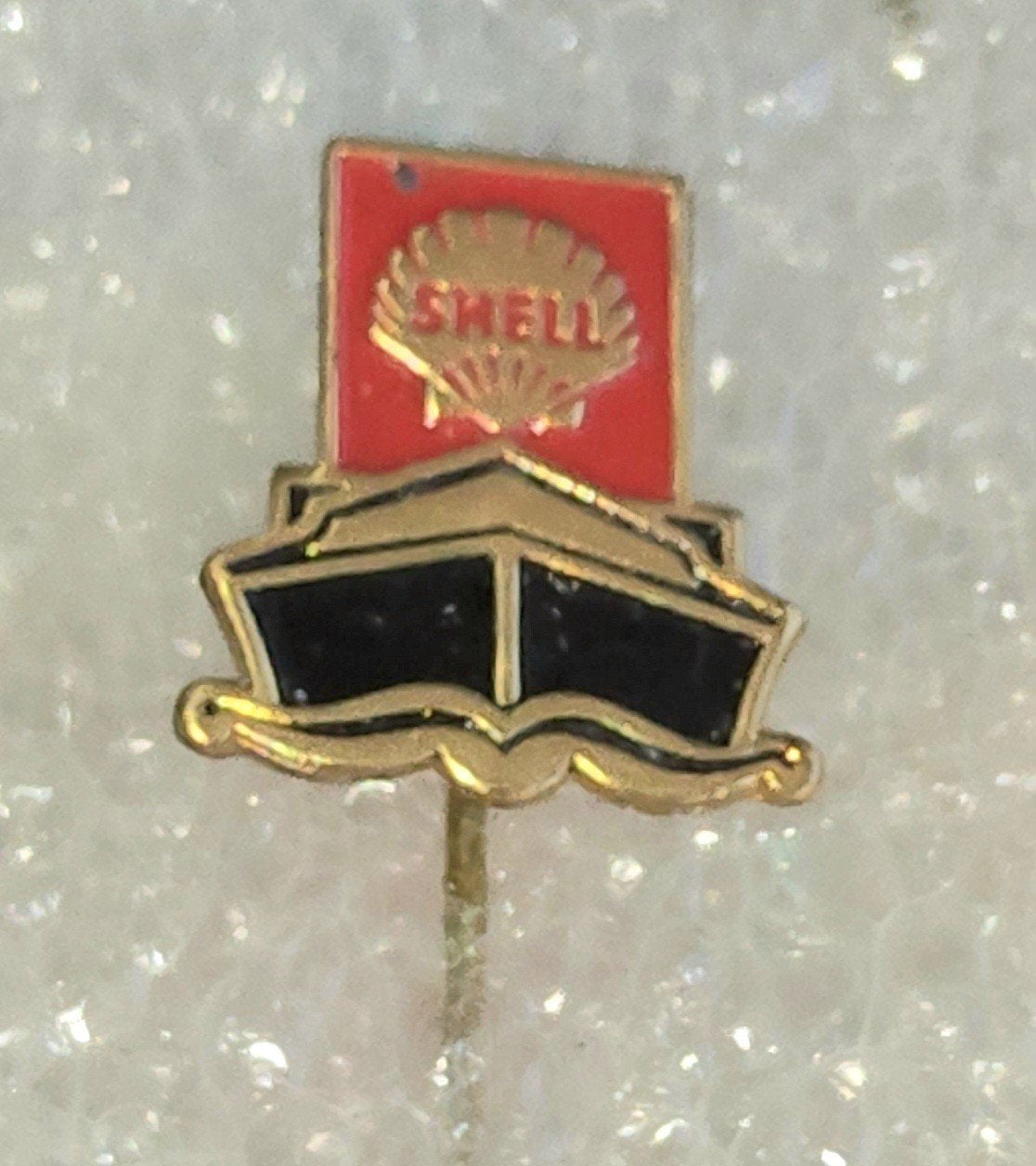 Vintage Shell Speldje - Boot met Shell Logo, Verzamelen, Speldjes, Pins en Buttons, Ophalen of Verzenden, Gebruikt, Overige onderwerpen